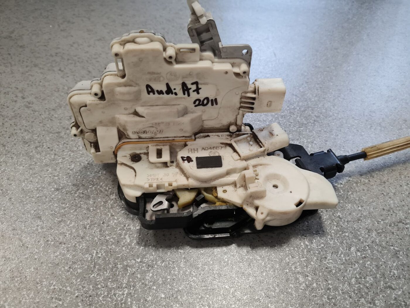 Priekšējo labo durvju slēdzene priekš AUDI A7 2011 SPORTBACK