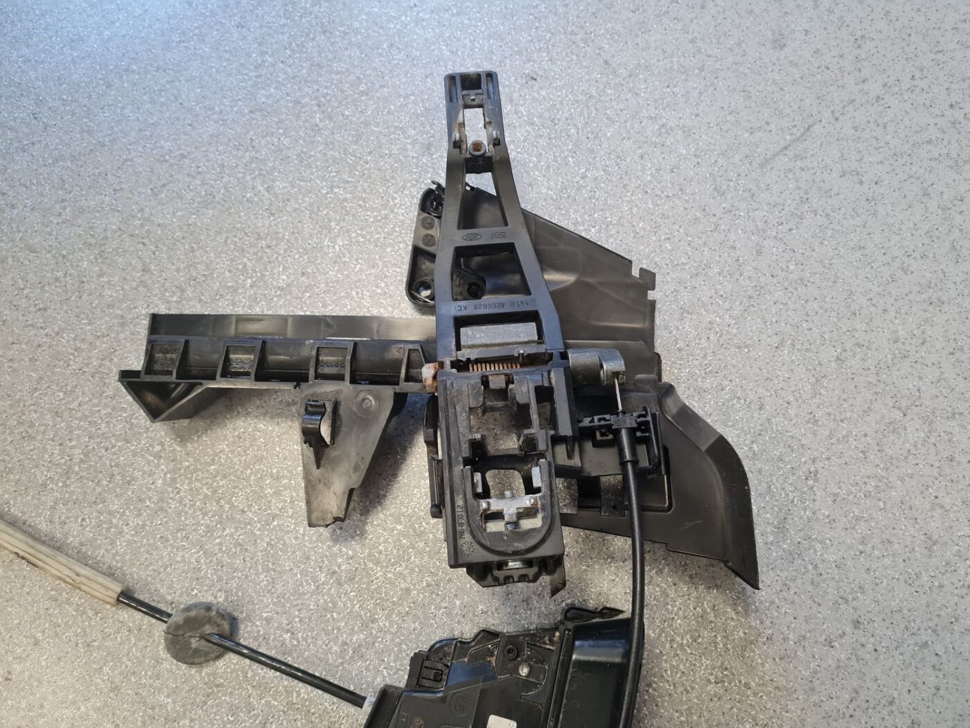 Aizmugurējo kreiso durvju slēdzene priekš FORD FOCUS 2006