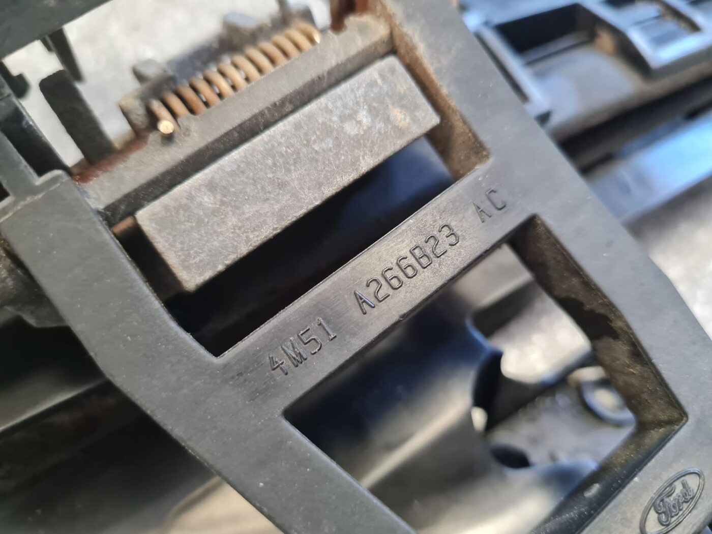 Aizmugurējo kreiso durvju slēdzene priekš FORD FOCUS 2006