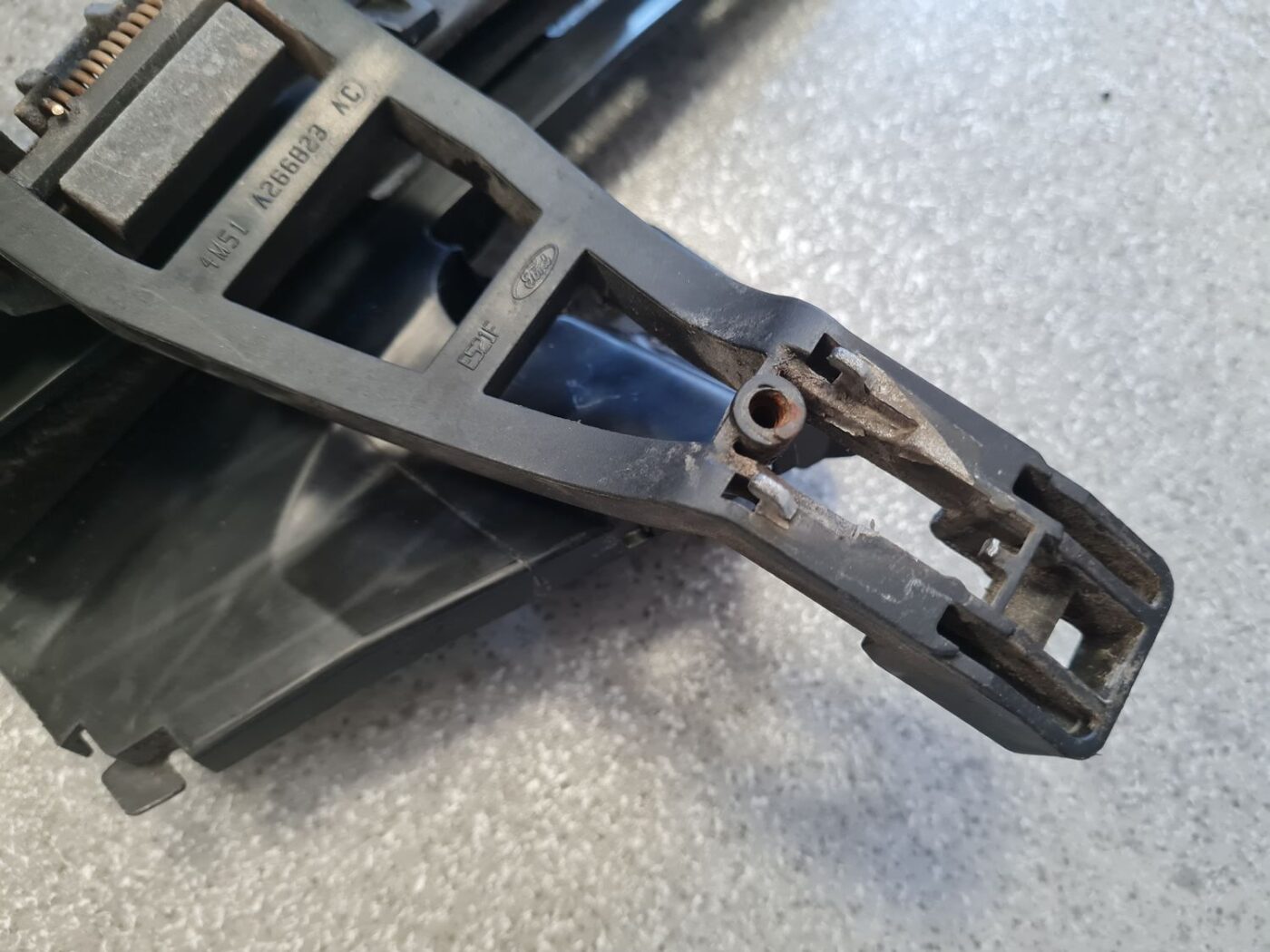 Aizmugurējo kreiso durvju slēdzene priekš FORD FOCUS 2006