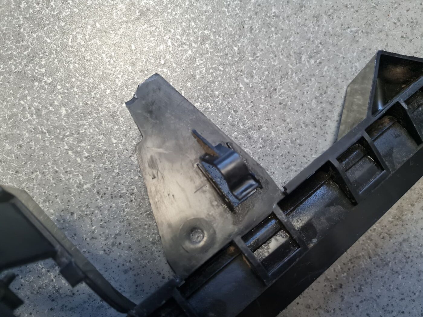 Aizmugurējo kreiso durvju slēdzene priekš FORD FOCUS 2006