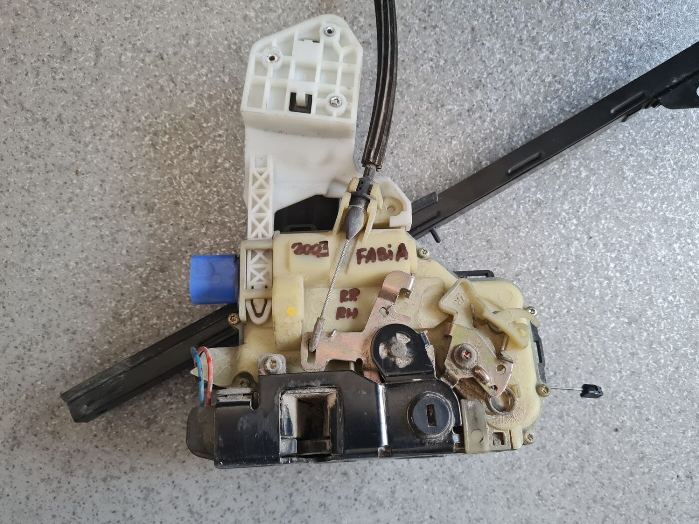 Aizmugurējo labo durvju slēdzene priekš ŠKODA FABIA 2003 5 Aizmugurējo labo durvju slēdzene priekš ŠKODA FABIA 2003