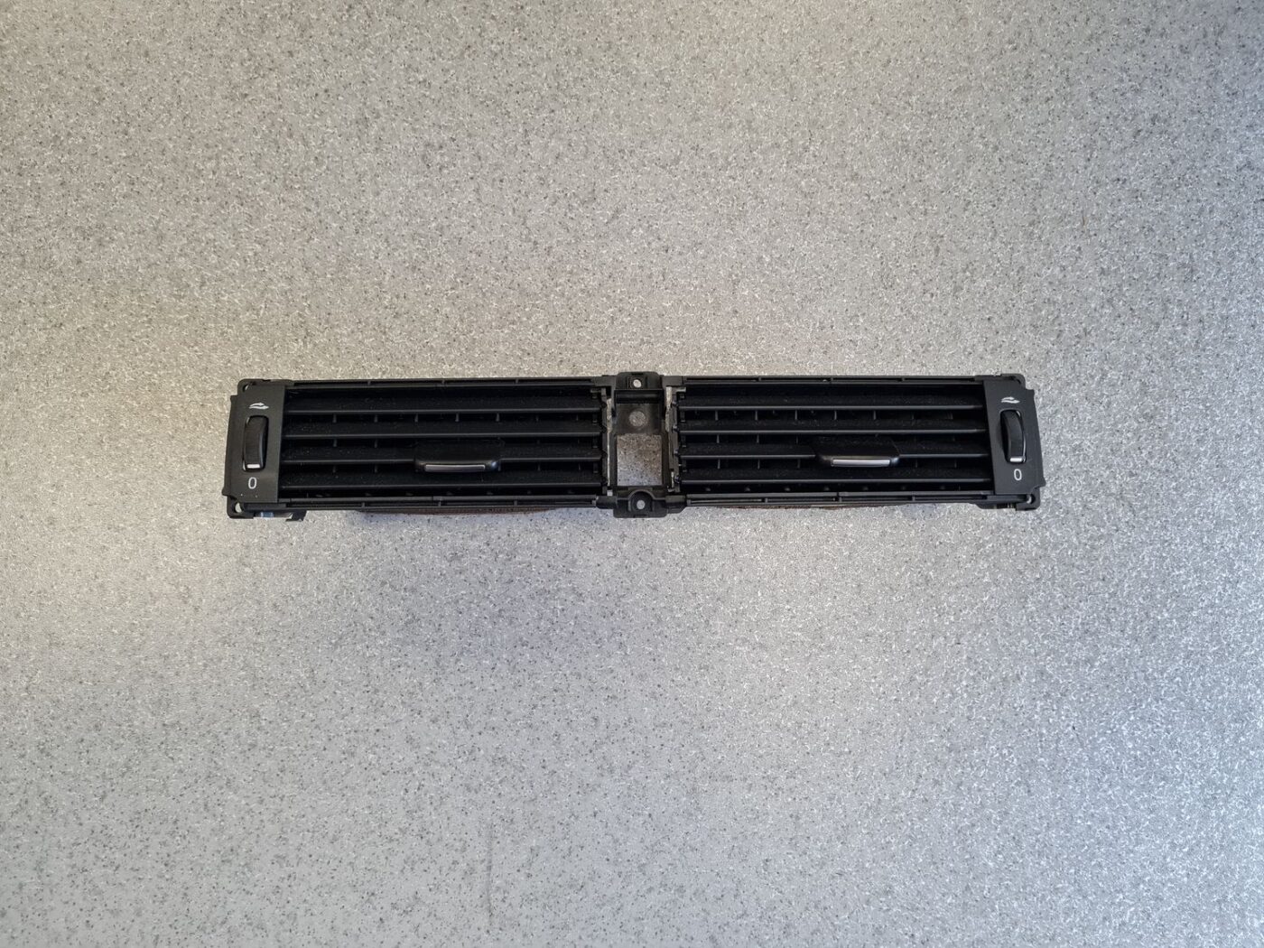 Mērinstrumentu paneļa gaisa vads, centrā priekš VOLVO S80 2007 GREY 1 Mērinstrumentu paneļa gaisa vads, centrā priekš VOLVO S80 2007 GREY