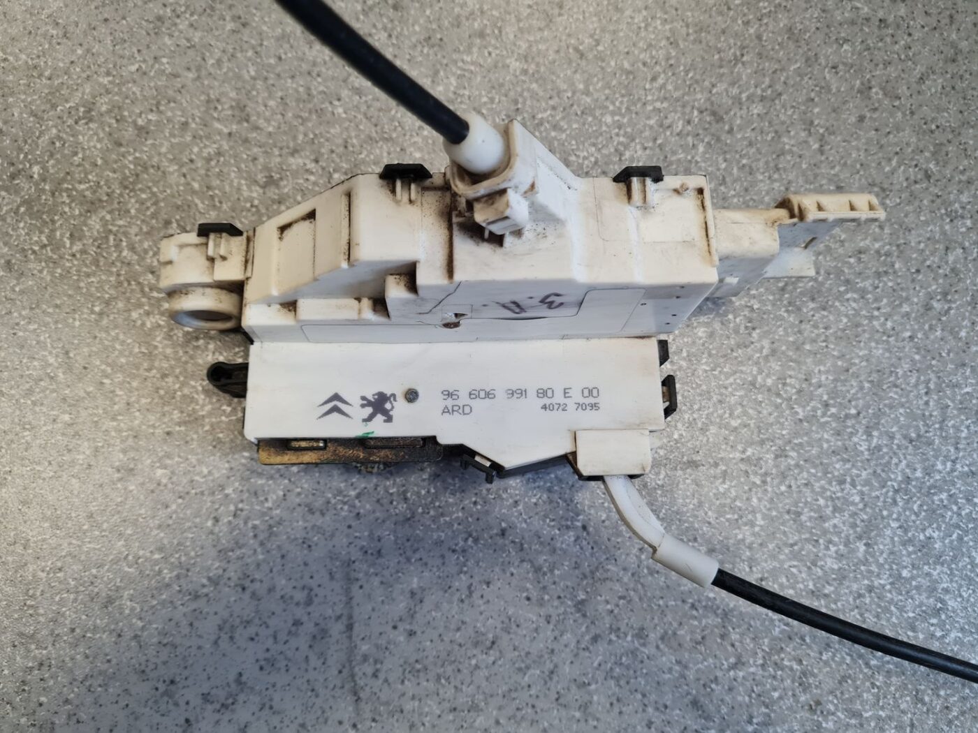 Aizmugurējo labo durvju slēdzene priekš PEUGEOT 407 2006 7 Aizmugurējo labo durvju slēdzene priekš PEUGEOT 407 2006