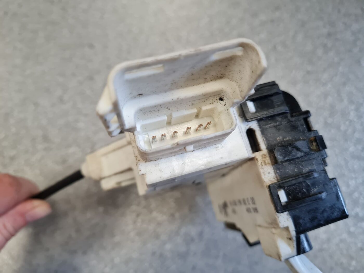 Aizmugurējo labo durvju slēdzene priekš PEUGEOT 407 2006 3 Aizmugurējo labo durvju slēdzene priekš PEUGEOT 407 2006