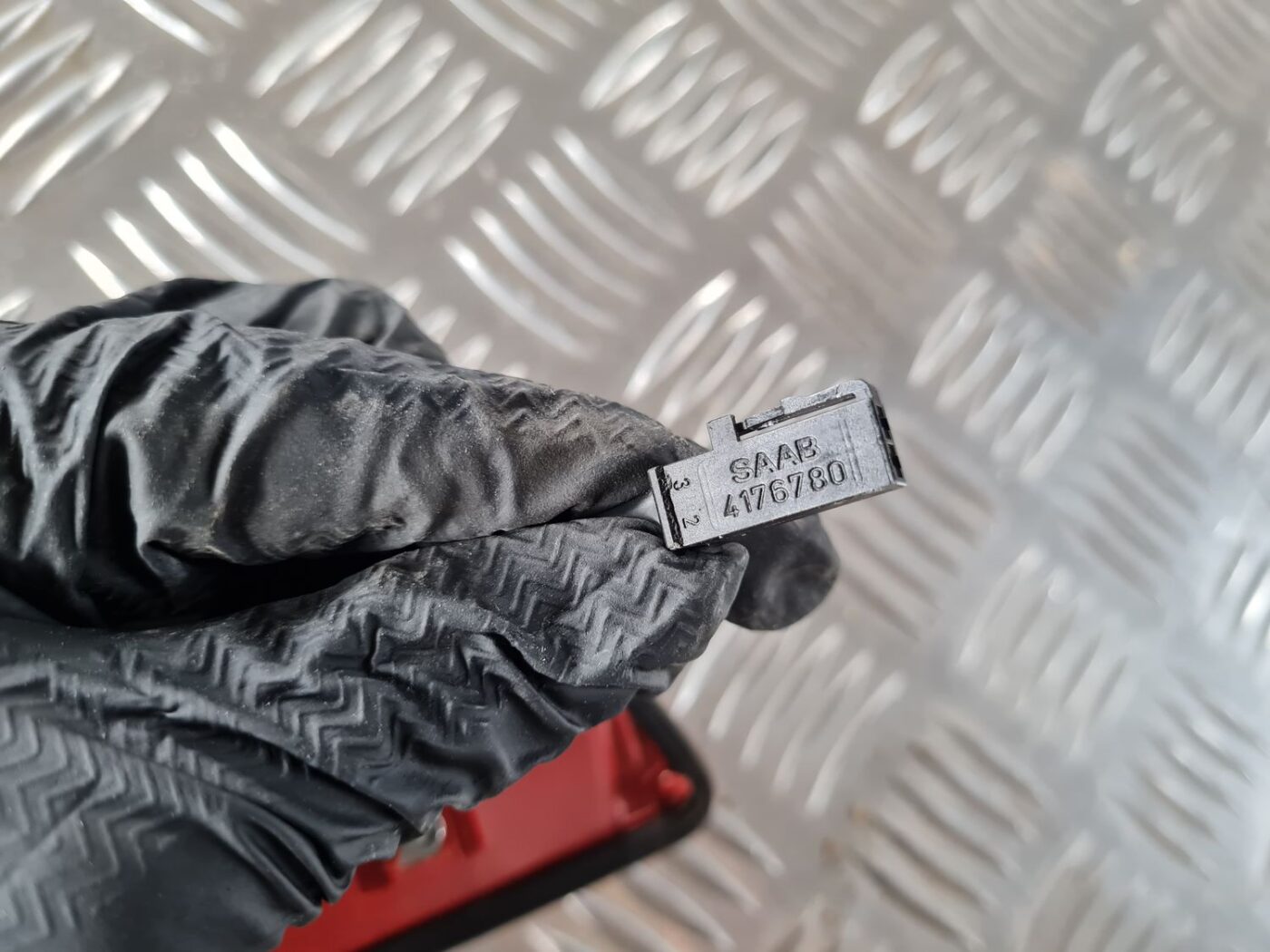 Stop signāls priekš SAAB 9-5 1999 4 Stop signāls priekš SAAB 9-5 1999