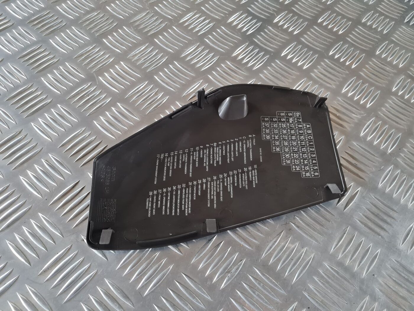 Mērinstrumentu paneļa sānu apdare priekš SAAB 9-5 1999 2 Mērinstrumentu paneļa sānu apdare priekš SAAB 9-5 1999