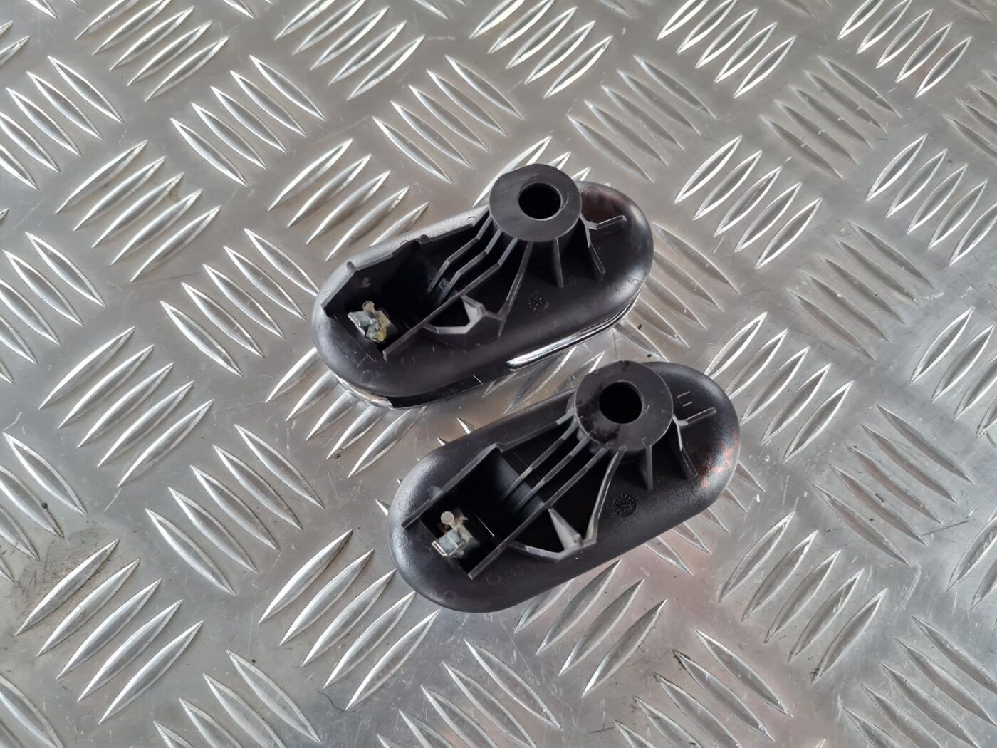 Salona durvju rokturis priekš SAAB 9-5 1999 5 Salona durvju rokturis priekš SAAB 9-5 1999