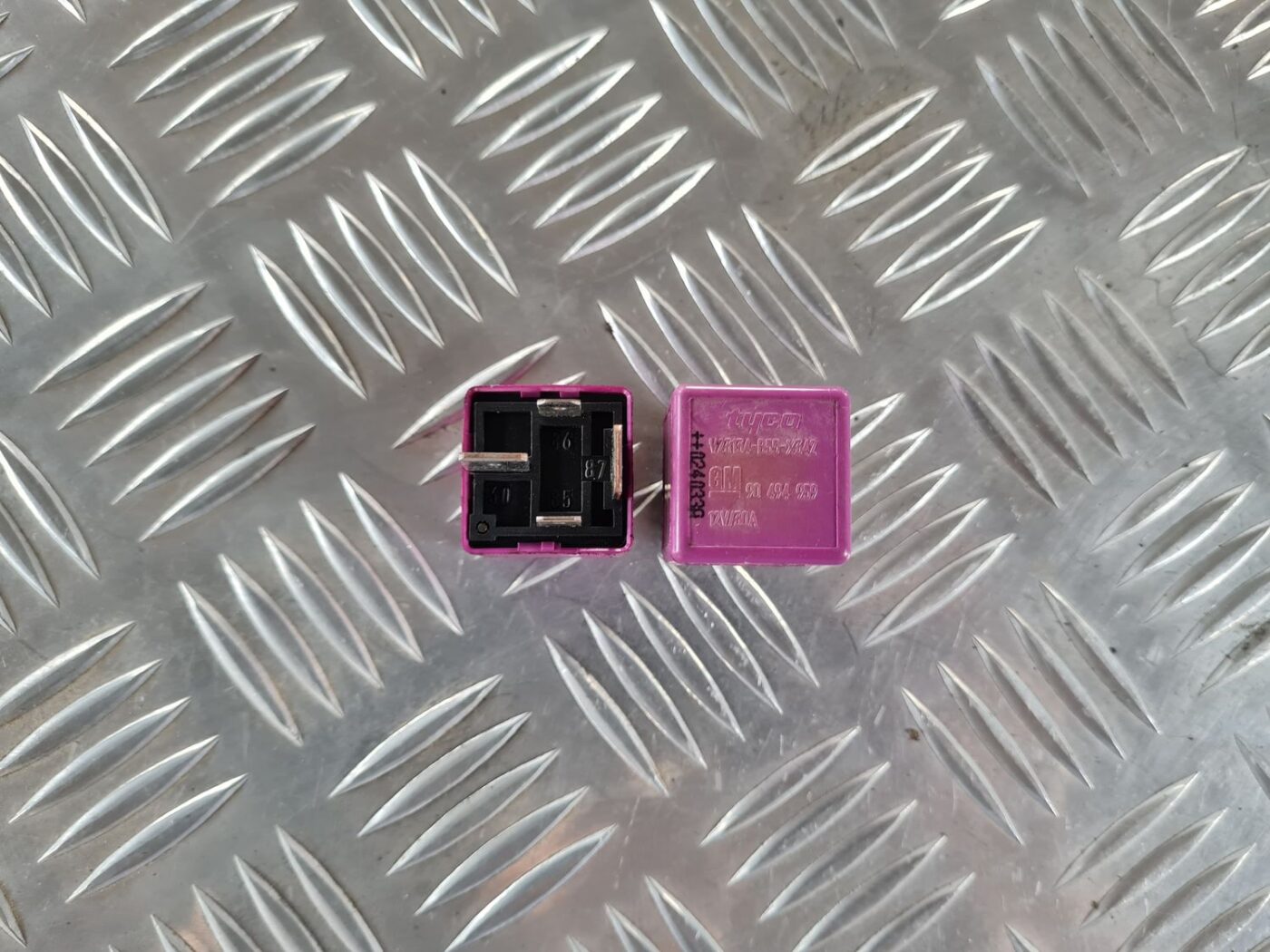 Drošinātāju releja priekš SAAB 9-5 1999 1 Drošinātāju releja priekš SAAB 9-5 1999