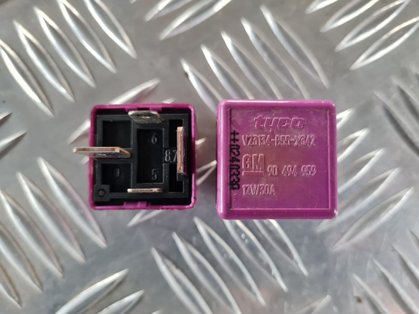 Drošinātāju releja priekš SAAB 9-5 1999 2 Drošinātāju releja priekš SAAB 9-5 1999