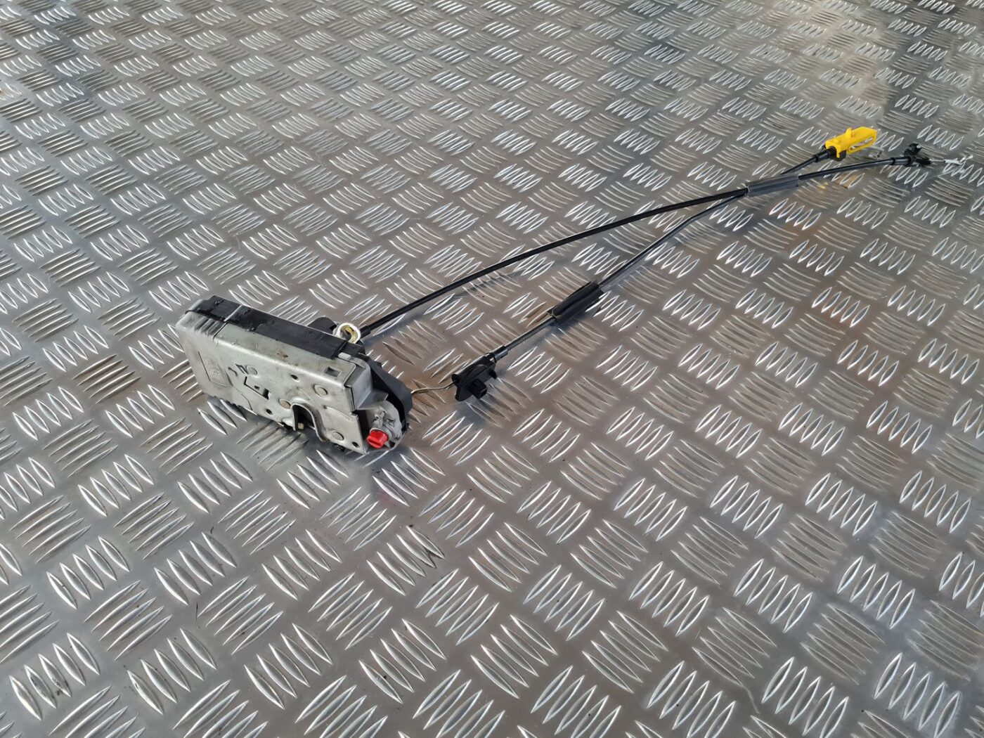 Aizmugurējo labo durvju slēdzene priekš SAAB 9-5 1999 1 Aizmugurējo labo durvju slēdzene priekš SAAB 9-5 1999