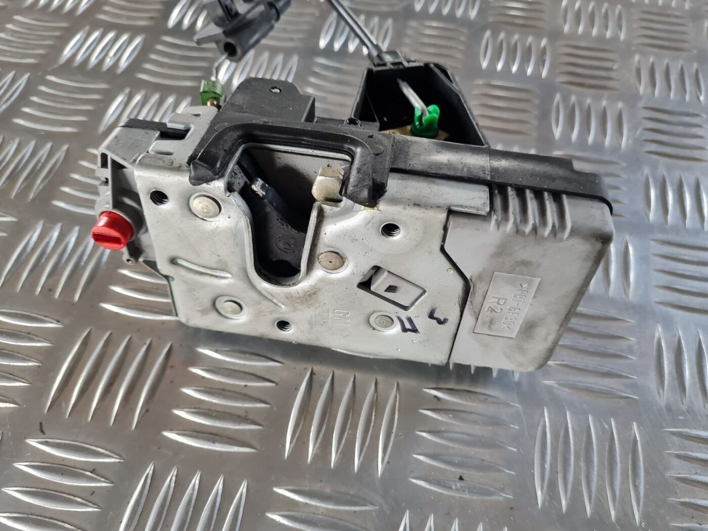 Aizmugurējo labo durvju slēdzene priekš SAAB 9-5 1999 2 Aizmugurējo labo durvju slēdzene priekš SAAB 9-5 1999