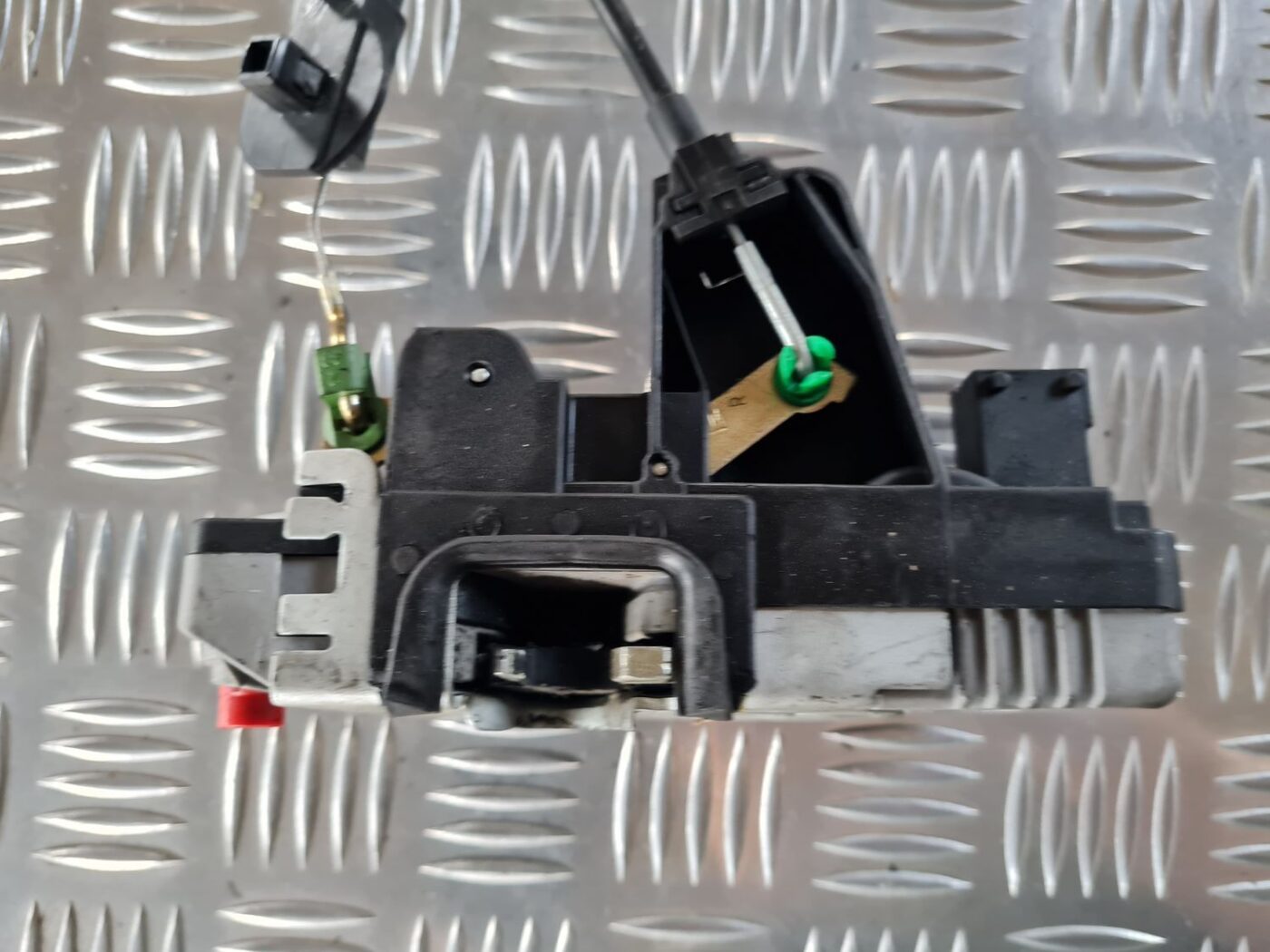 Aizmugurējo labo durvju slēdzene priekš SAAB 9-5 1999 5 Aizmugurējo labo durvju slēdzene priekš SAAB 9-5 1999