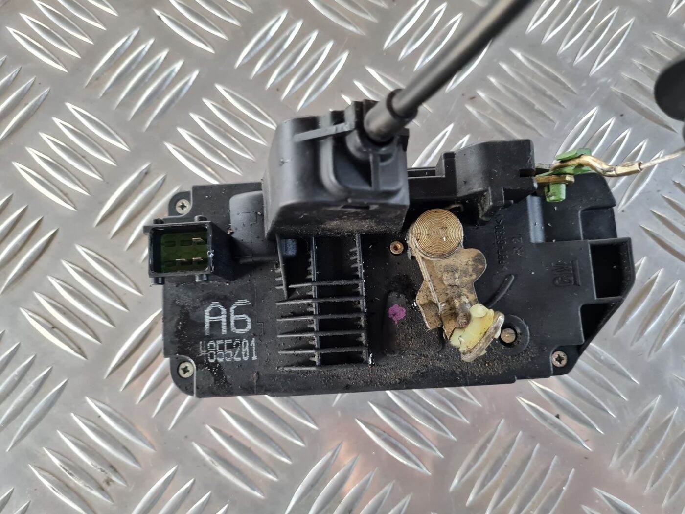 Aizmugurējo labo durvju slēdzene priekš SAAB 9-5 1999 4 Aizmugurējo labo durvju slēdzene priekš SAAB 9-5 1999