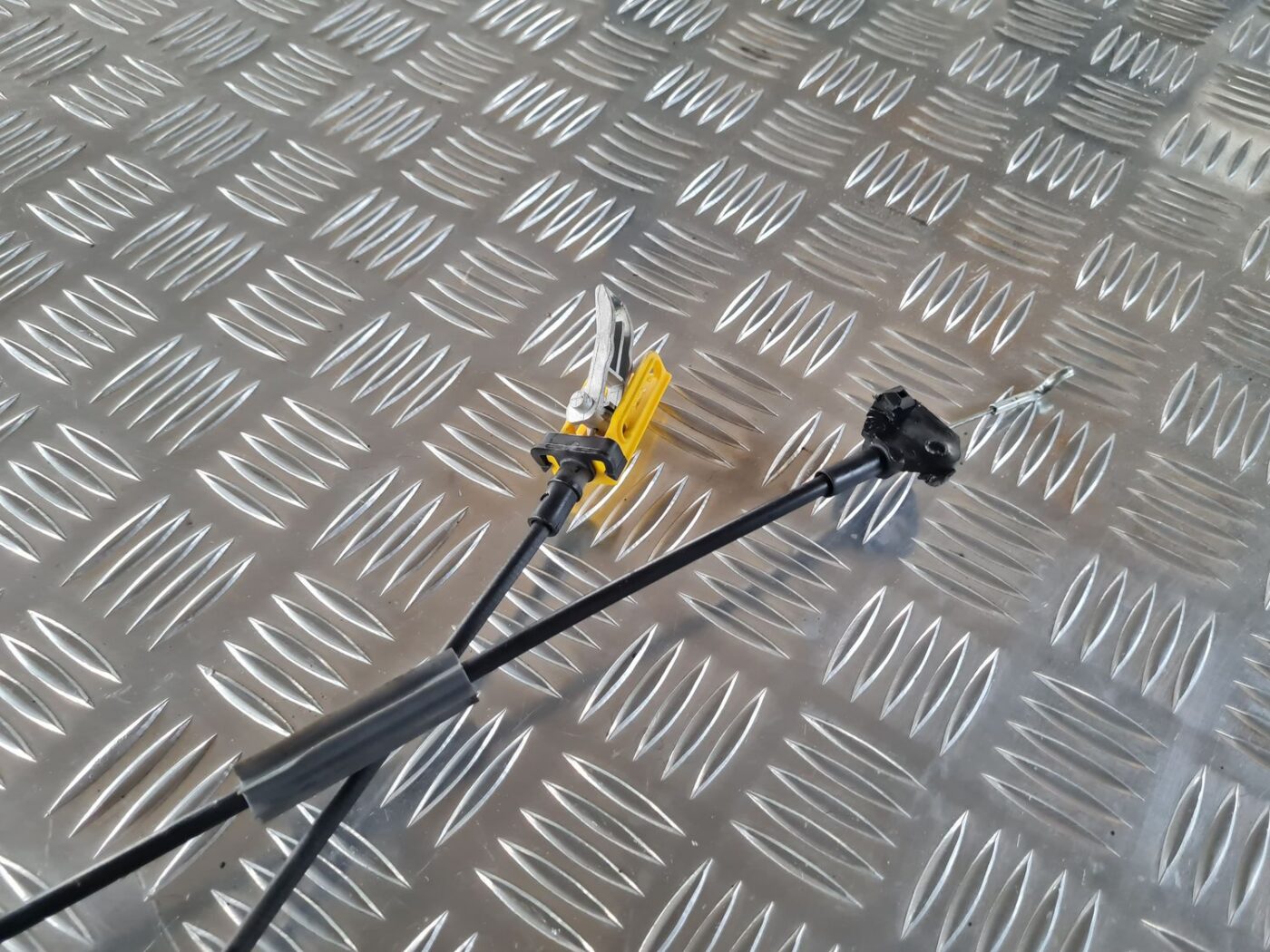 Aizmugurējo labo durvju slēdzene priekš SAAB 9-5 1999 3 Aizmugurējo labo durvju slēdzene priekš SAAB 9-5 1999