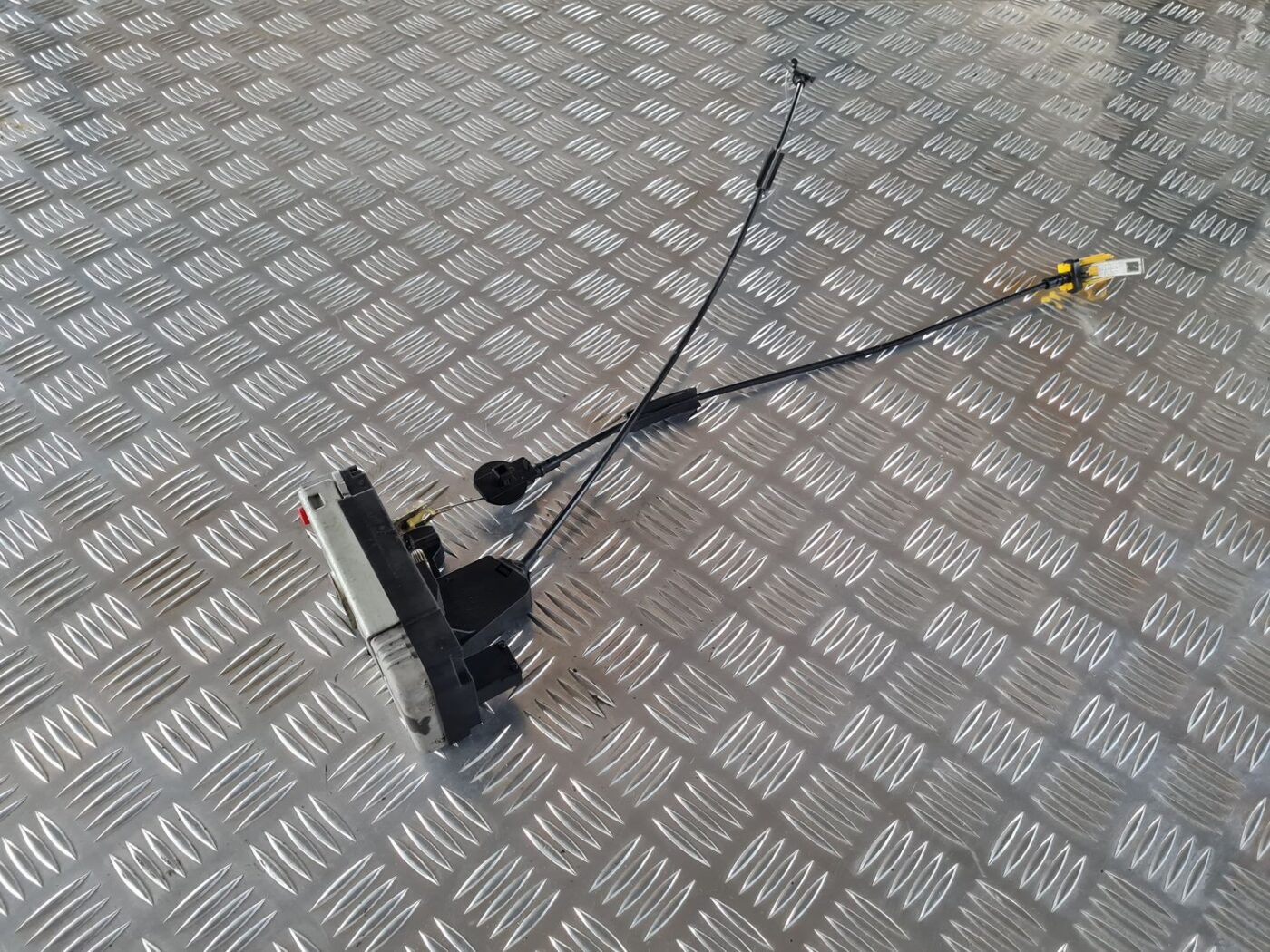 Aizmugurējo kreiso durvju slēdzene priekš SAAB 9-5 1999 1 Aizmugurējo kreiso durvju slēdzene priekš SAAB 9-5 1999