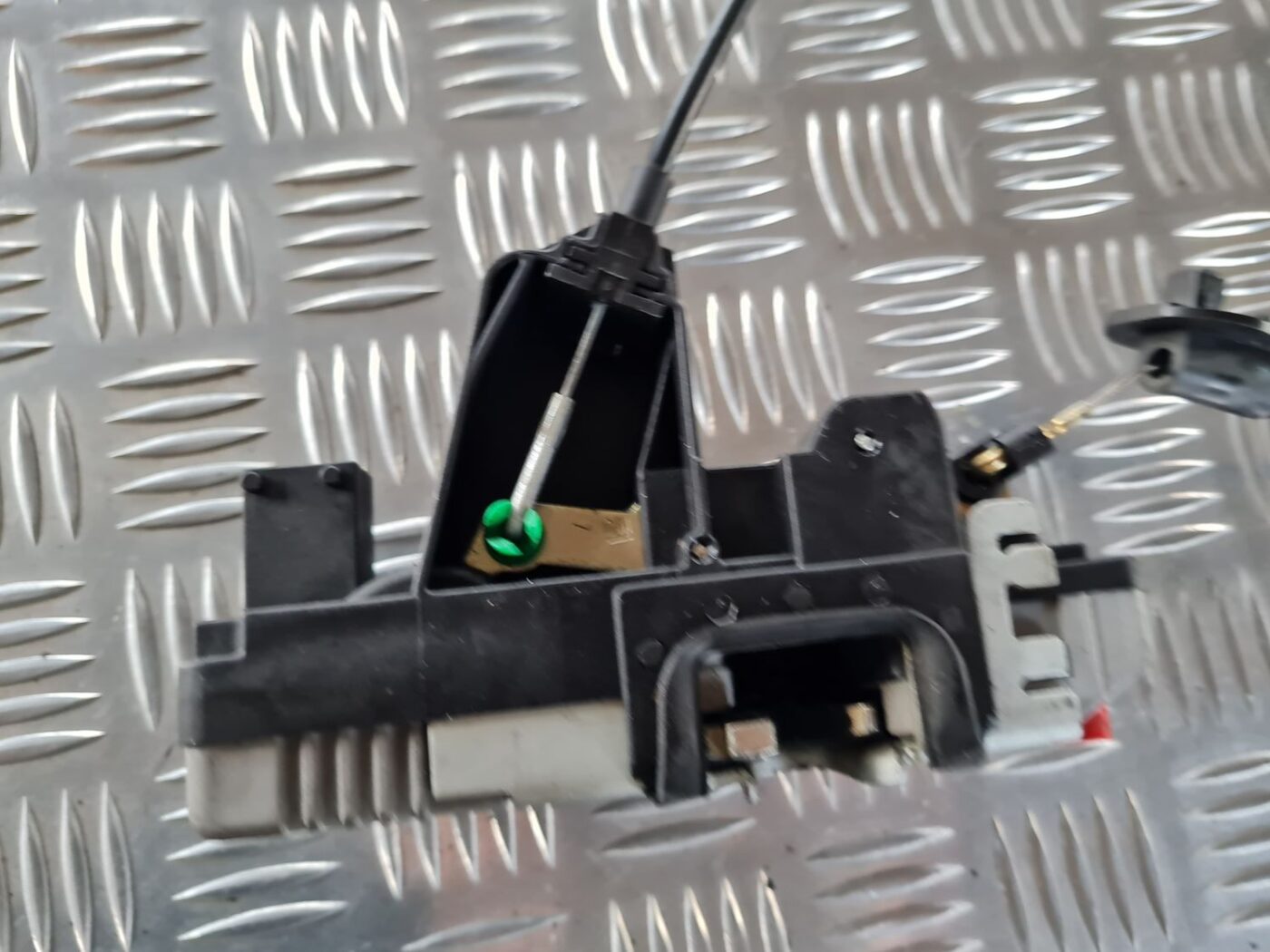 Aizmugurējo kreiso durvju slēdzene priekš SAAB 9-5 1999 5 Aizmugurējo kreiso durvju slēdzene priekš SAAB 9-5 1999