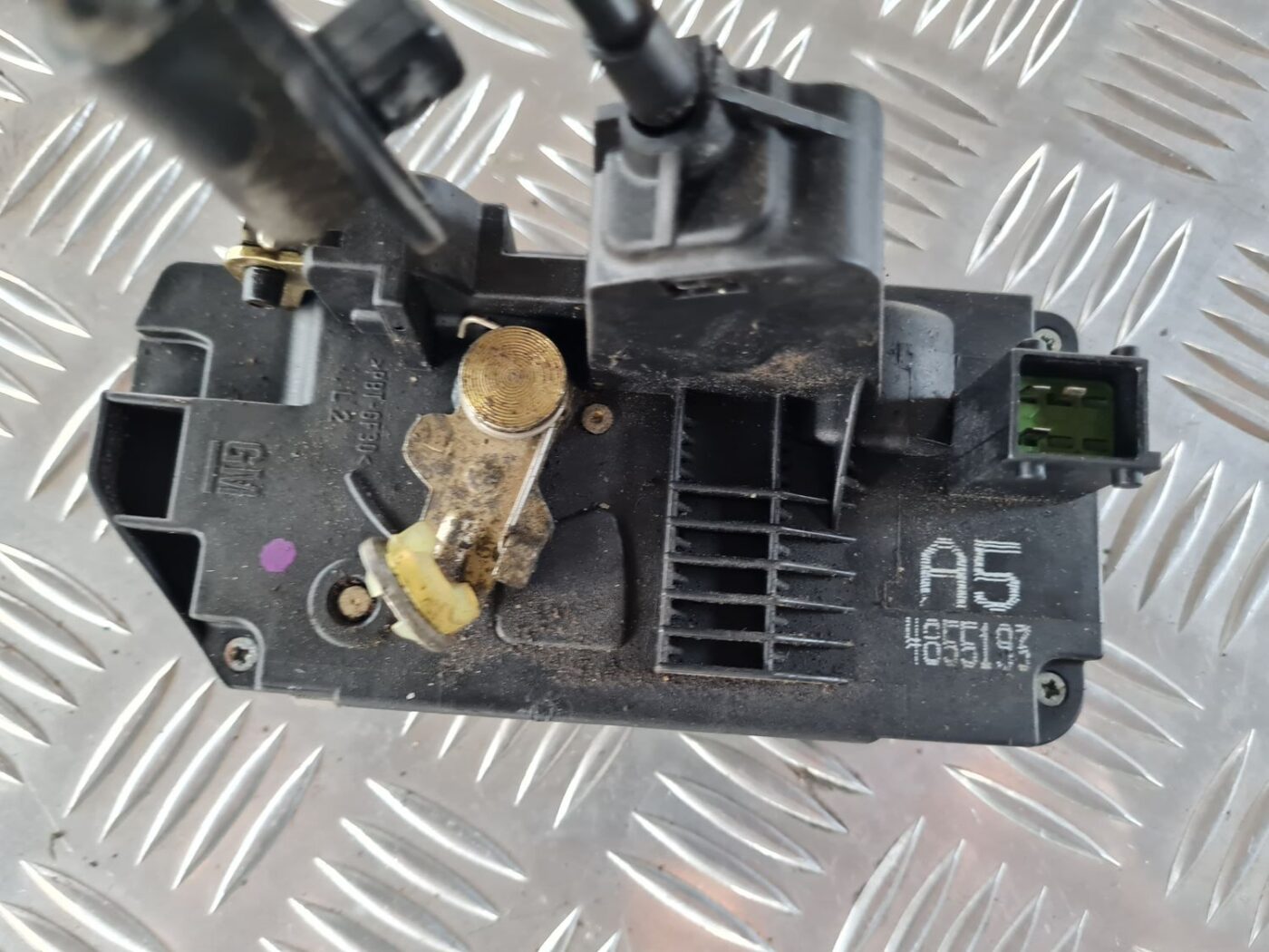 Aizmugurējo kreiso durvju slēdzene priekš SAAB 9-5 1999 4 Aizmugurējo kreiso durvju slēdzene priekš SAAB 9-5 1999