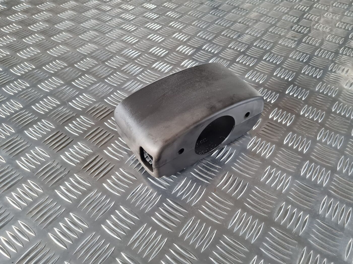 Stūres statnes putekļu aizsargs (salonā) priekš SAAB 9-5 1999 1 Stūres statnes putekļu aizsargs (salonā) priekš SAAB 9-5 1999