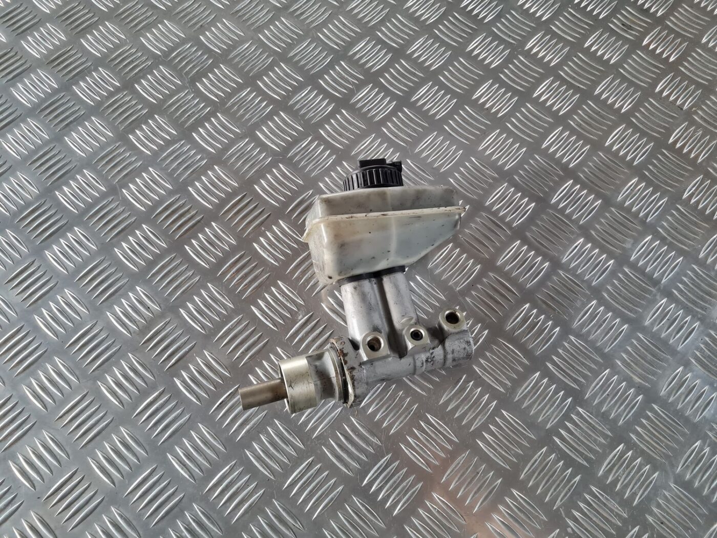 Bremžu pastiprinātāja galvenais cilindrs priekš SAAB 9-5 1999