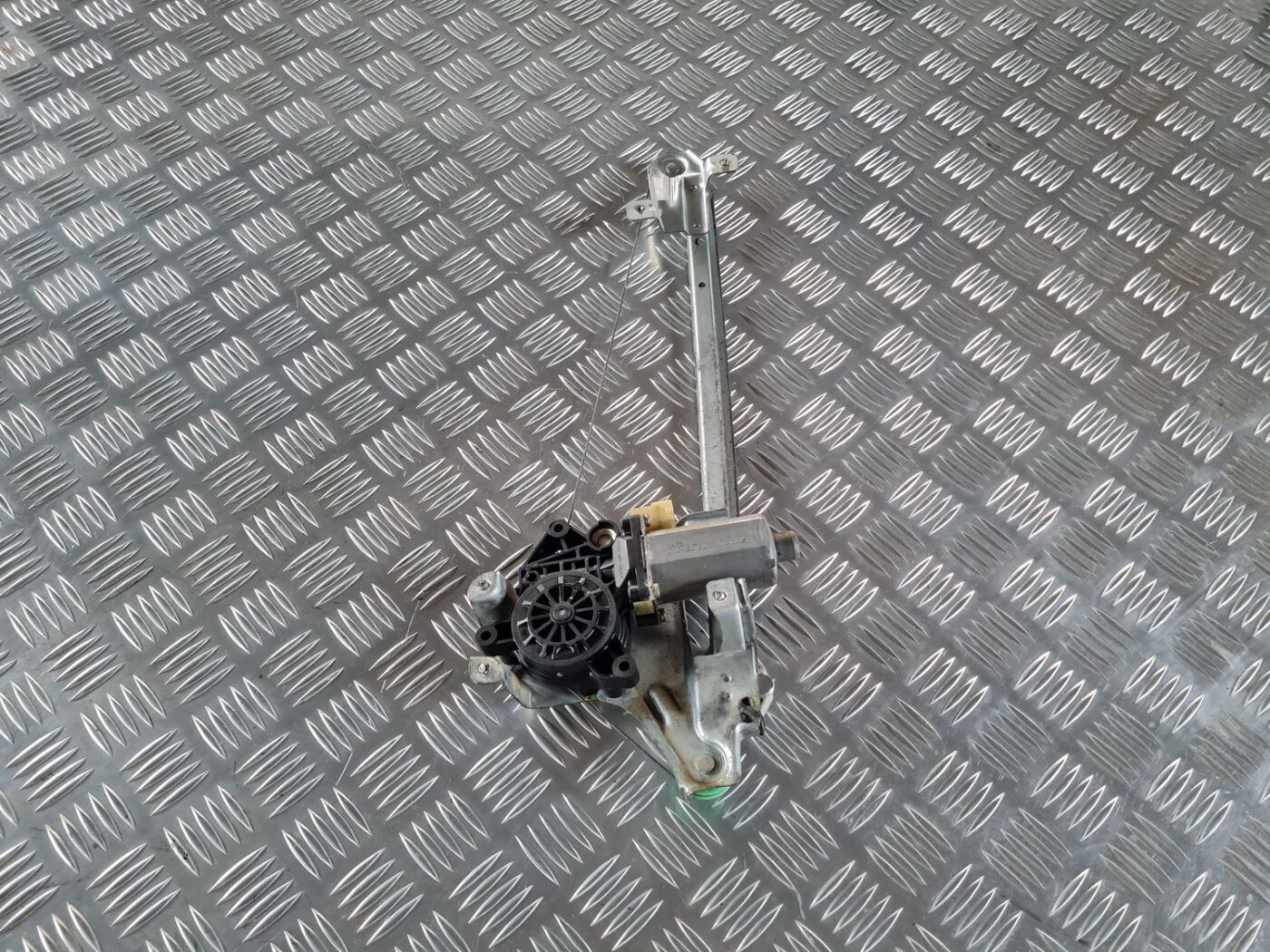 Stikla pacelšanas mehānisms aizmugurējais kreisais priekš SAAB 9-5 1999 1 Stikla pacelšanas mehānisms aizmugurējais kreisais priekš SAAB 9-5 1999