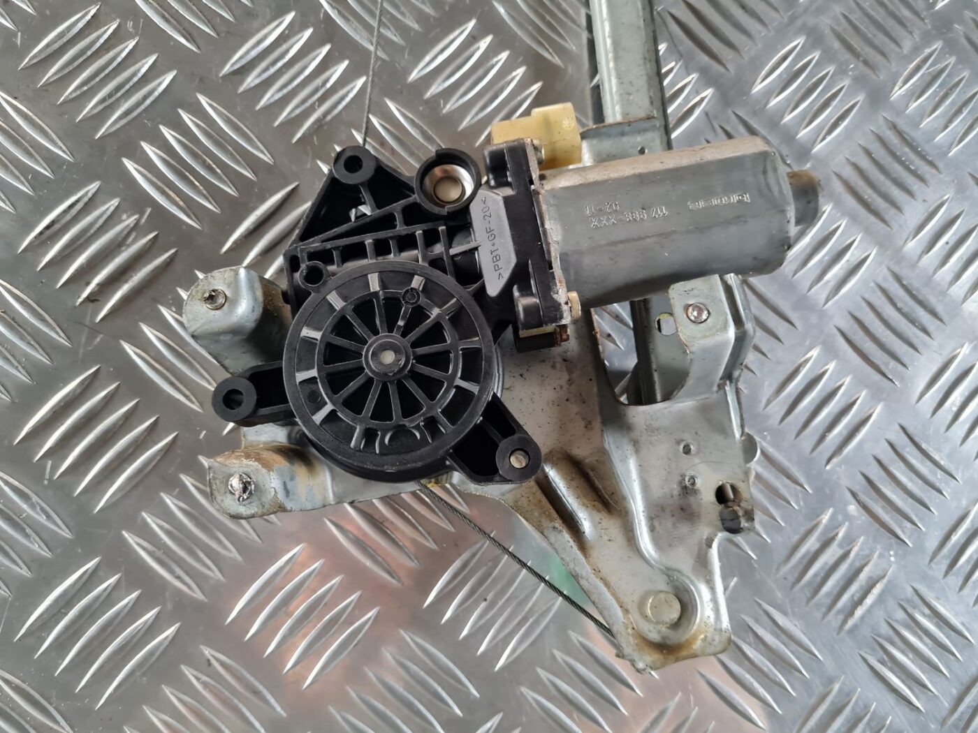 Stikla pacelšanas mehānisms aizmugurējais kreisais priekš SAAB 9-5 1999 2 Stikla pacelšanas mehānisms aizmugurējais kreisais priekš SAAB 9-5 1999