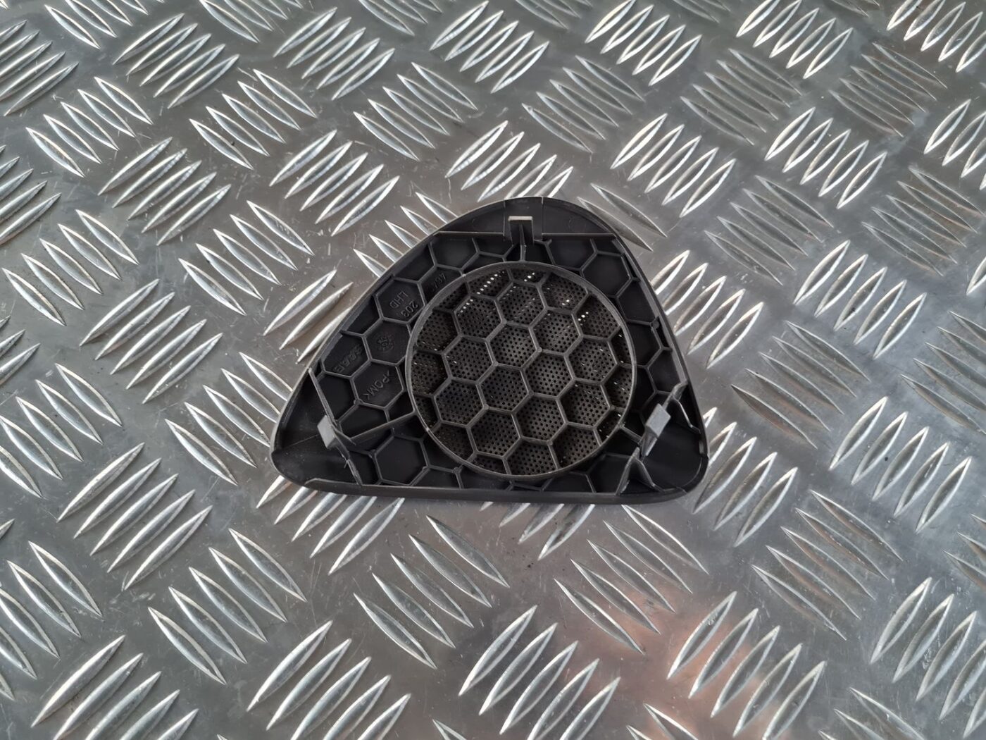 Mērinstrumentu paneļa skaļruņa apdare priekš SAAB 9-5 1999 2 Mērinstrumentu paneļa skaļruņa apdare priekš SAAB 9-5 1999