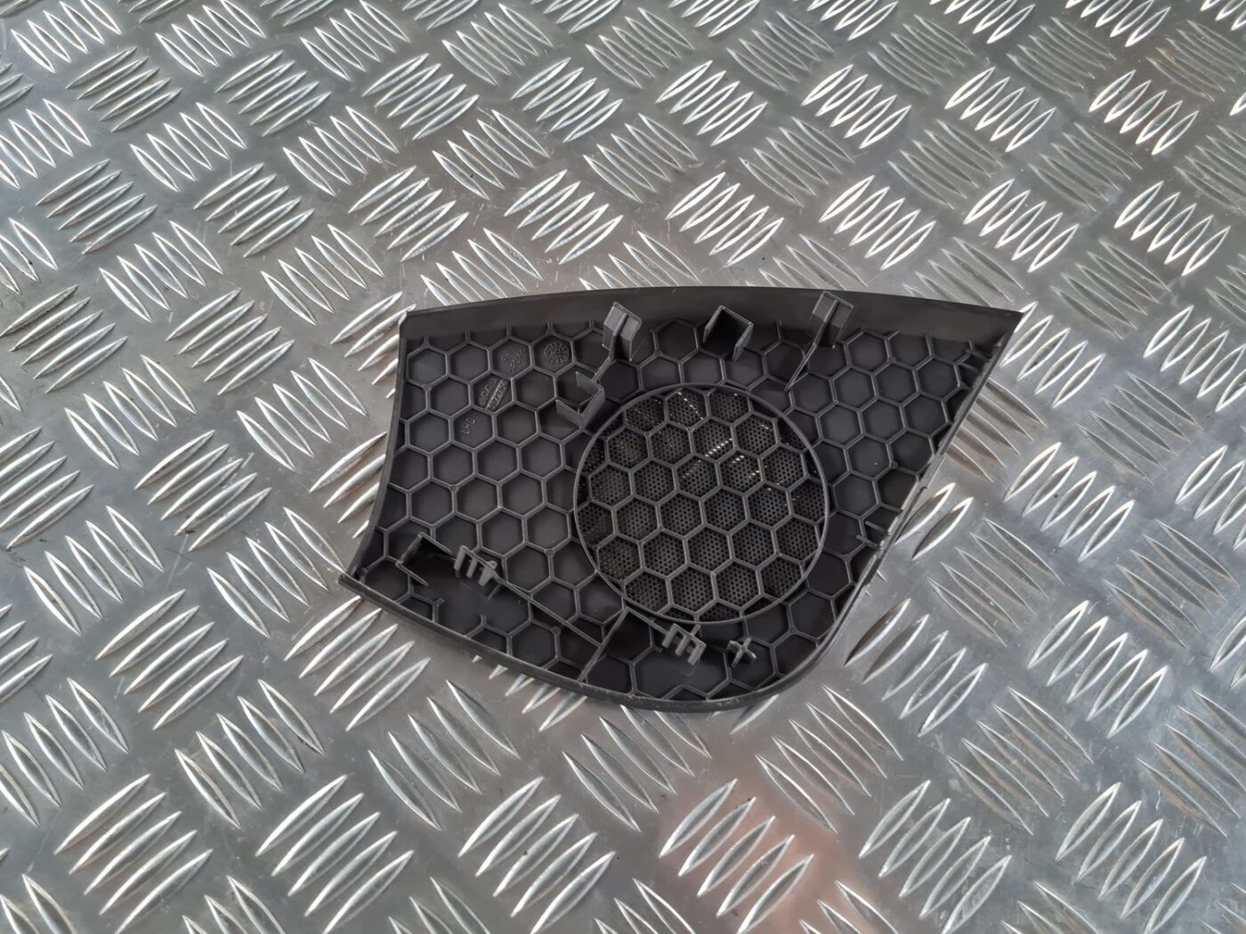 Mērinstrumentu paneļa skaļruņa apdare priekš SAAB 9-5 1999 2 Mērinstrumentu paneļa skaļruņa apdare priekš SAAB 9-5 1999