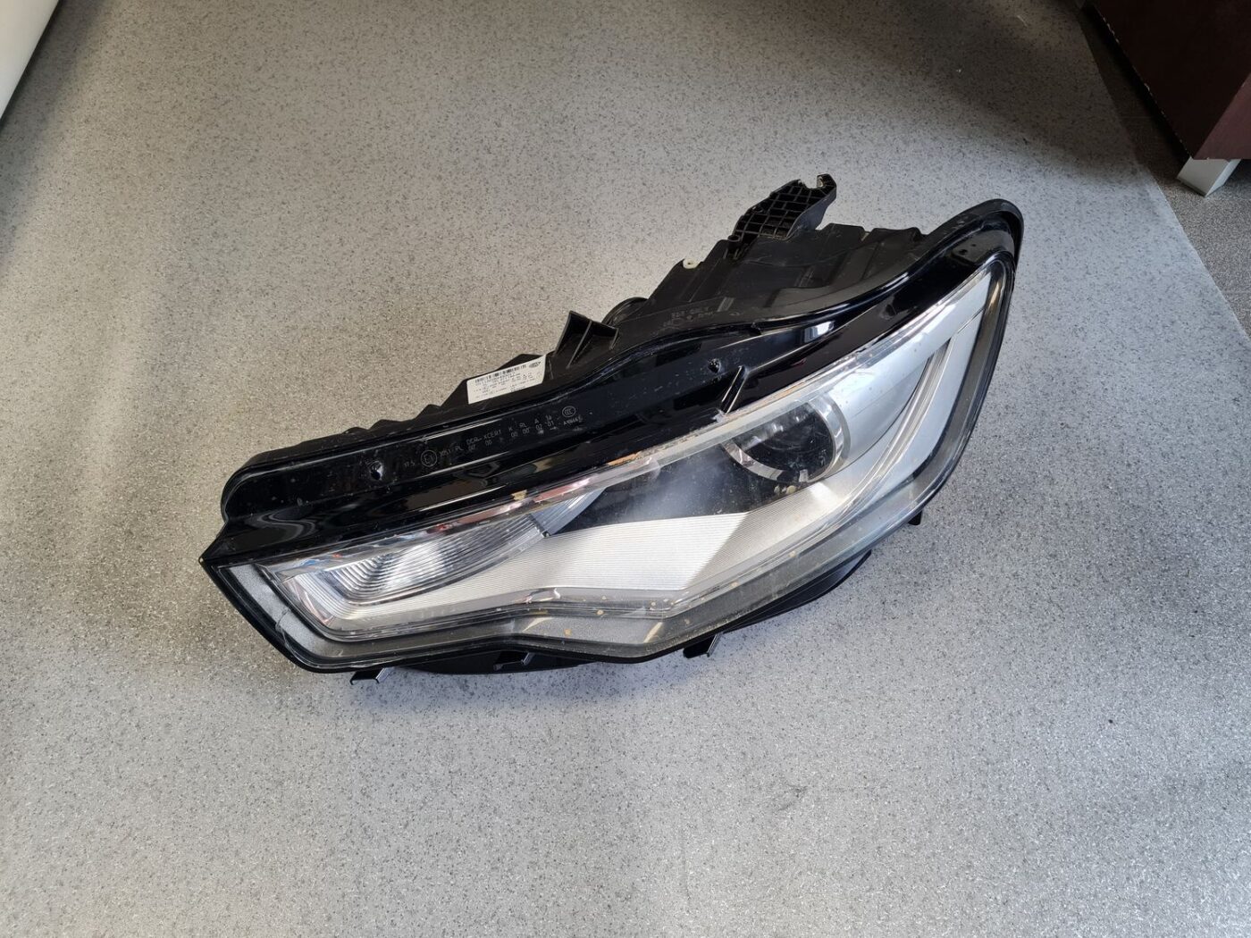 Priekšējais kreisais lukturis priekš AUDI A6 2012-2017 1 Priekšējais kreisais lukturis priekš AUDI A6 2012-2017