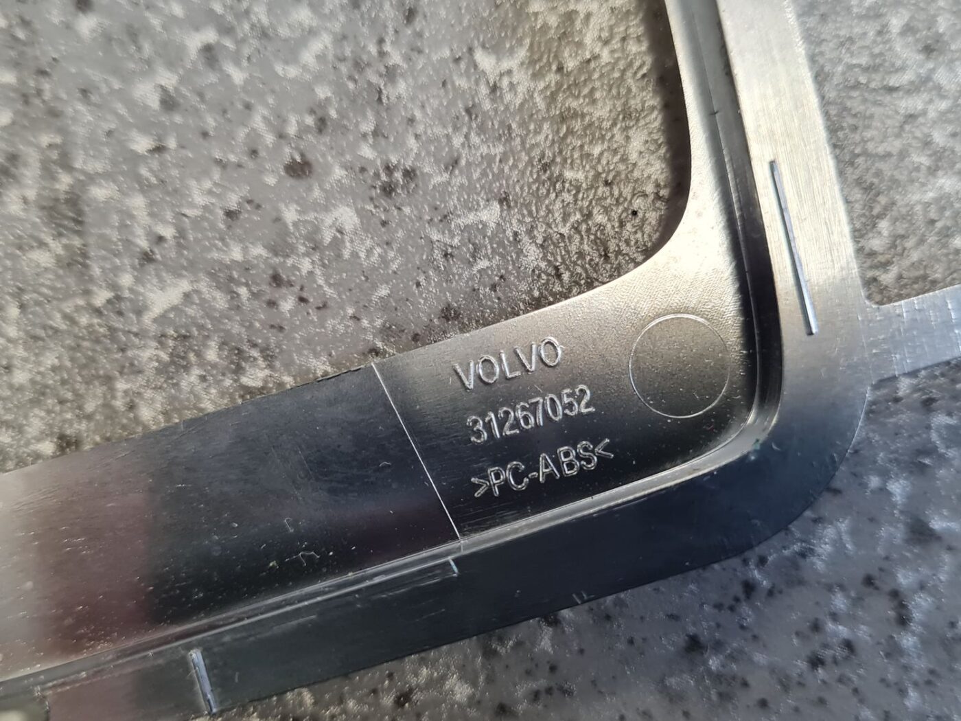 Mērinstrumentu paneļa dekoratīvais rāmis priekš VOLVO XC60 2009