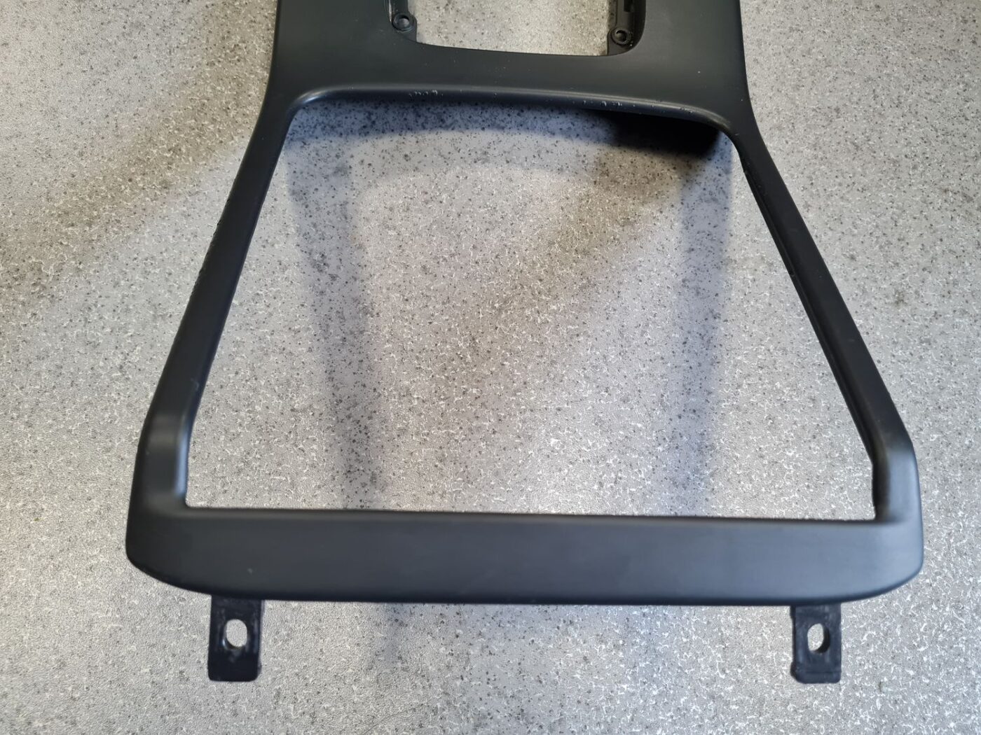 Centrālās konsoles dekoratīvais rāmis priekš VOLVO V70 2009 2 Centrālās konsoles dekoratīvais rāmis priekš VOLVO V70 2009