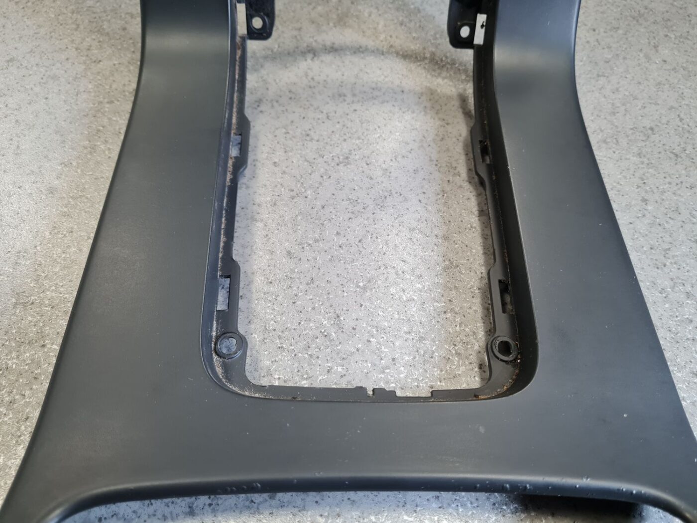 Centrālās konsoles dekoratīvais rāmis priekš VOLVO V70 2009 12 Centrālās konsoles dekoratīvais rāmis priekš VOLVO V70 2009