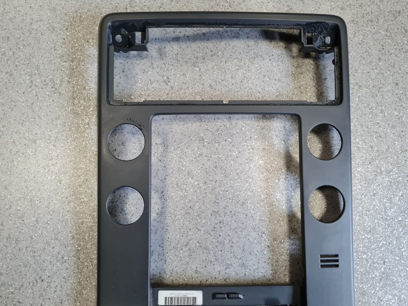 Centrālās konsoles dekoratīvais rāmis priekš VOLVO V70 2009 11 Centrālās konsoles dekoratīvais rāmis priekš VOLVO V70 2009