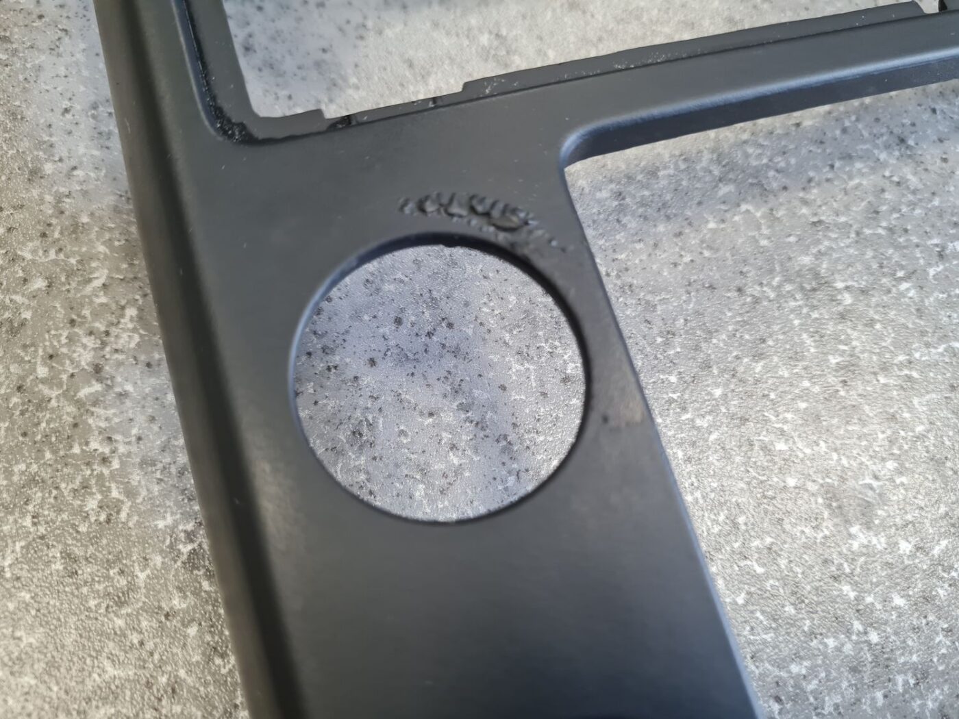 Centrālās konsoles dekoratīvais rāmis priekš VOLVO V70 2009 10 Centrālās konsoles dekoratīvais rāmis priekš VOLVO V70 2009