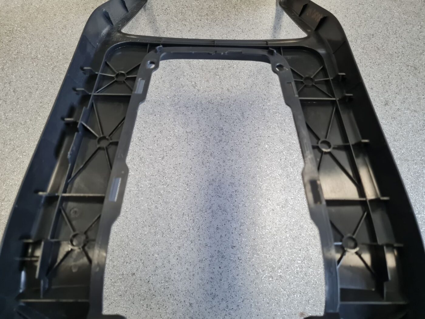 Centrālās konsoles dekoratīvais rāmis priekš VOLVO V70 2009 5 Centrālās konsoles dekoratīvais rāmis priekš VOLVO V70 2009