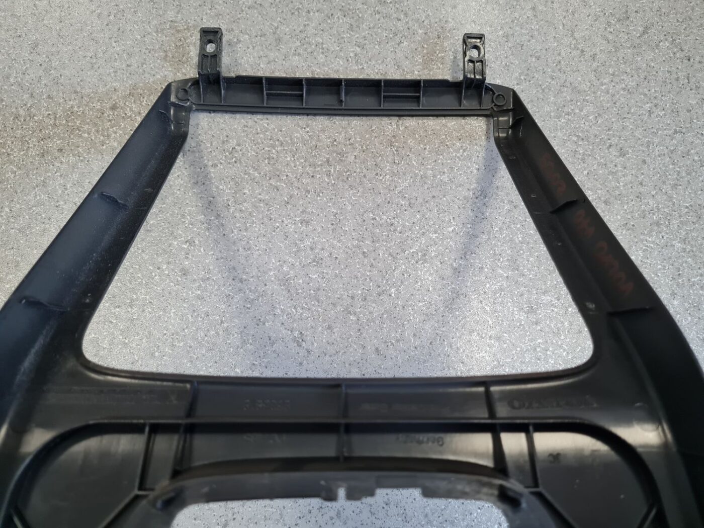 Centrālās konsoles dekoratīvais rāmis priekš VOLVO V70 2009 4 Centrālās konsoles dekoratīvais rāmis priekš VOLVO V70 2009