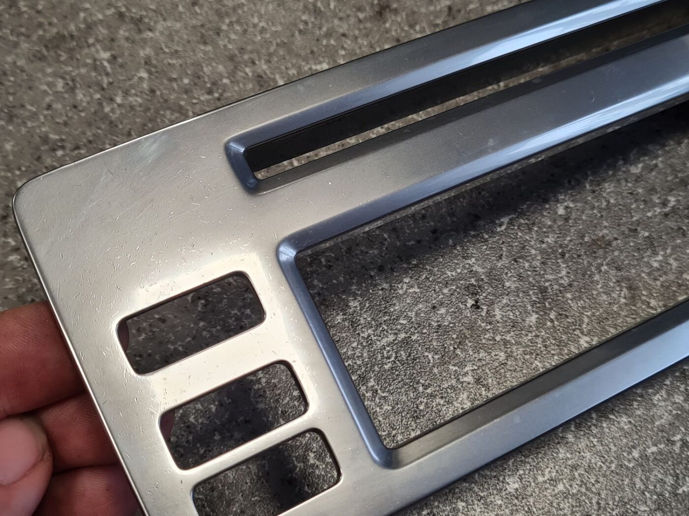 Automašīnas radio dekoratīva uzlika priekš VOLVO V70 2009 5 Automašīnas radio dekoratīva uzlika priekš VOLVO V70 2009