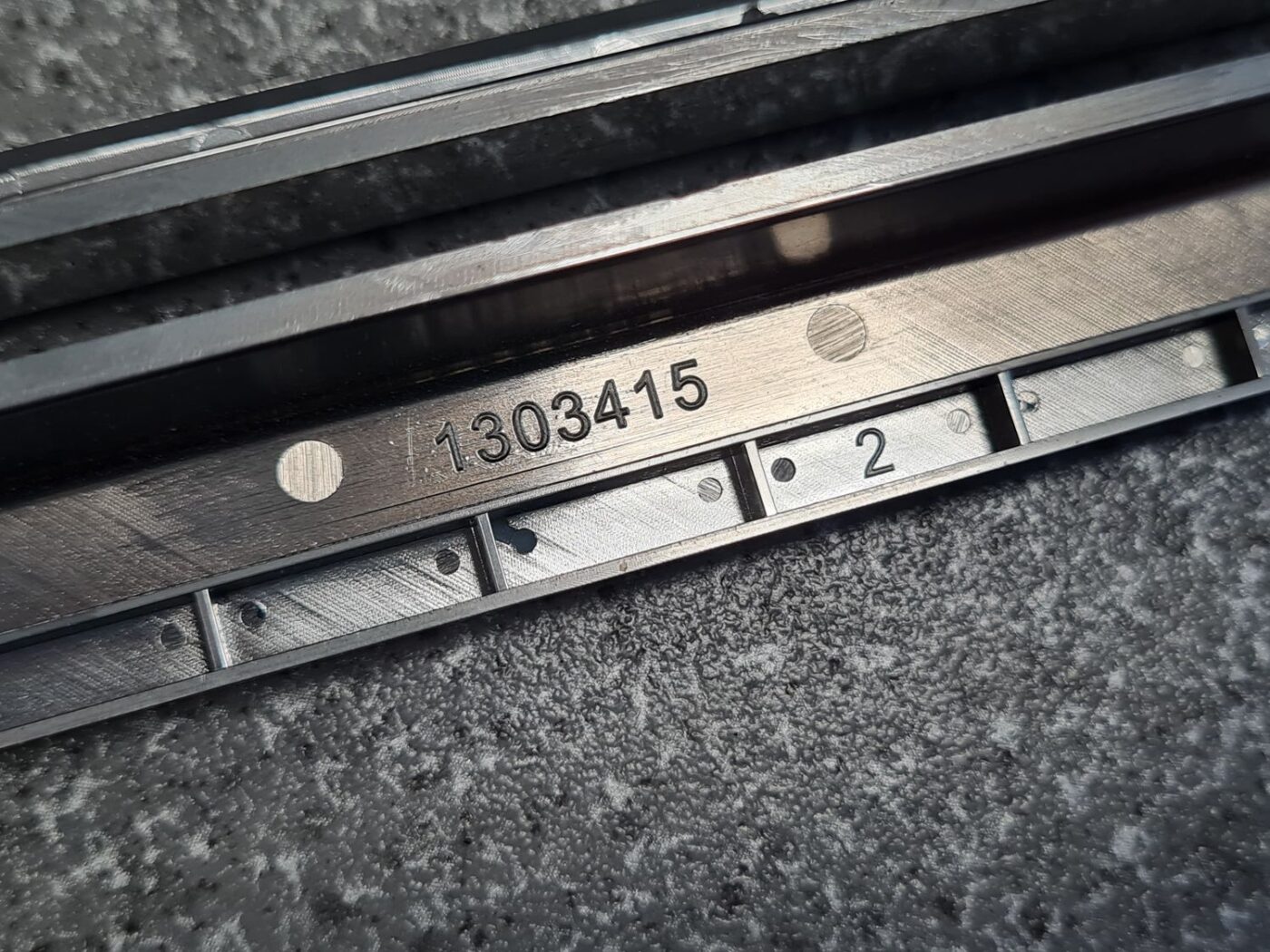 Automašīnas radio dekoratīva uzlika priekš VOLVO V70 2009 3 Automašīnas radio dekoratīva uzlika priekš VOLVO V70 2009