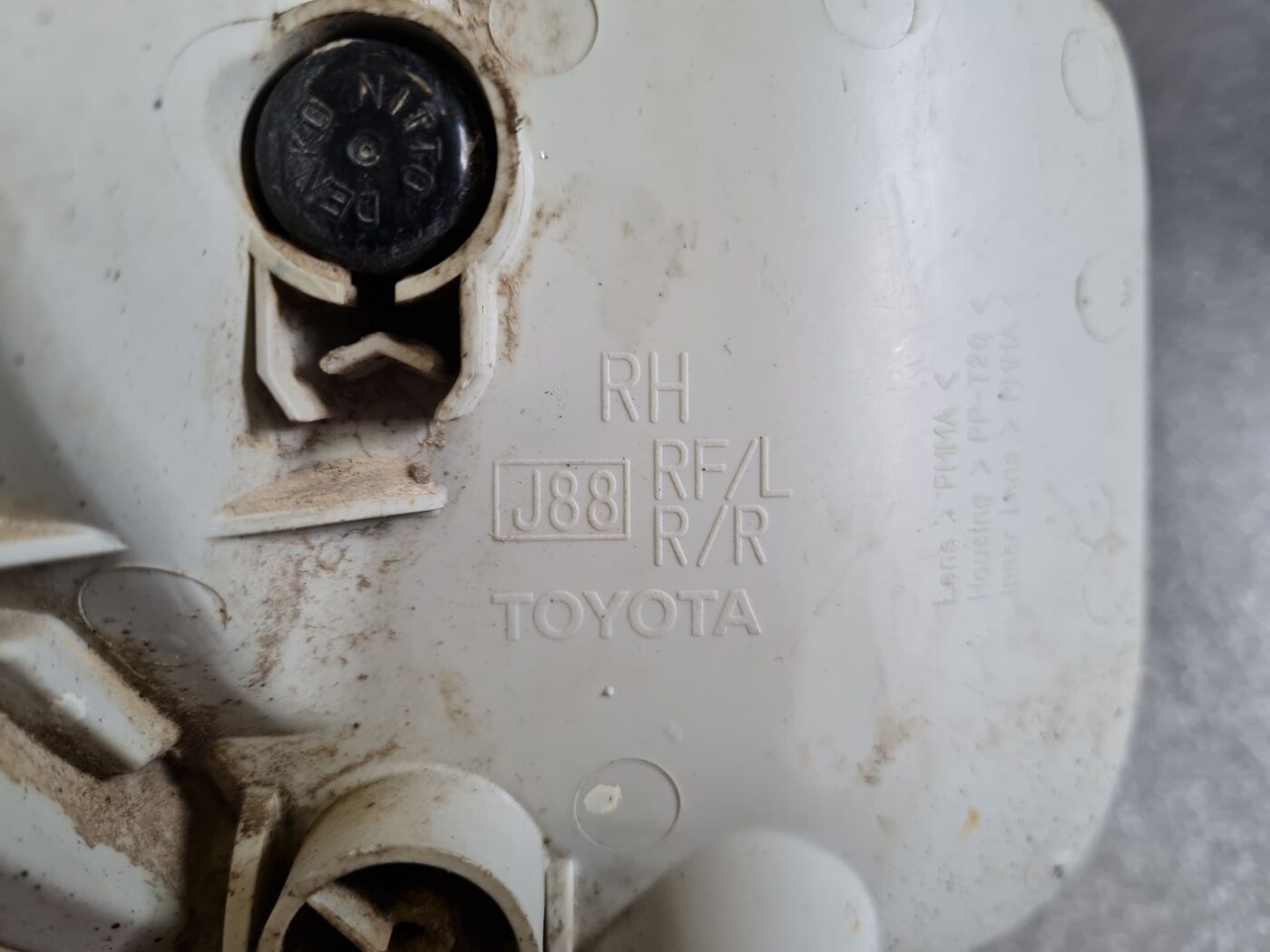 Miglas lukturis aizmugurē labā pusē priekš TOYOTA RAV 4 2006