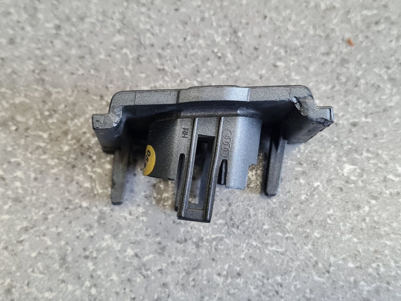 Parkošanās devēja stiprinājums priekš AUDI A4 2009-2013 2 Parkošanās devēja stiprinājums priekš AUDI A4 2009-2013