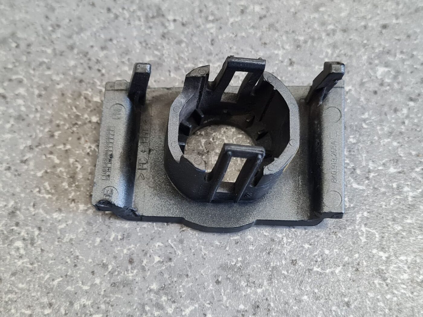 Parkošanās devēja stiprinājums priekš AUDI A4 2009-2013 6 Parkošanās devēja stiprinājums priekš AUDI A4 2009-2013