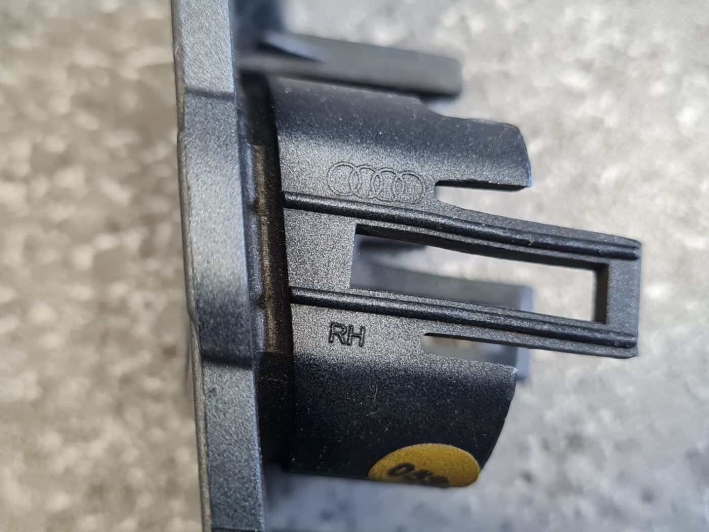 Parkošanās devēja stiprinājums priekš AUDI A4 2009-2013 4 Parkošanās devēja stiprinājums priekš AUDI A4 2009-2013