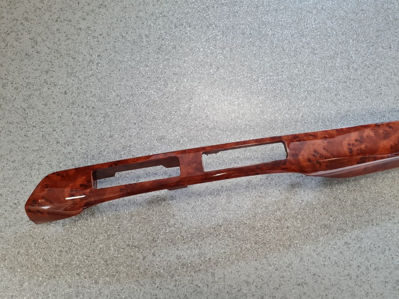 Mērinstrumentu paneļa dekoratīvā uzlika priekš TOYOTA AVENSIS 2004 9 Mērinstrumentu paneļa dekoratīvā uzlika priekš TOYOTA AVENSIS 2004