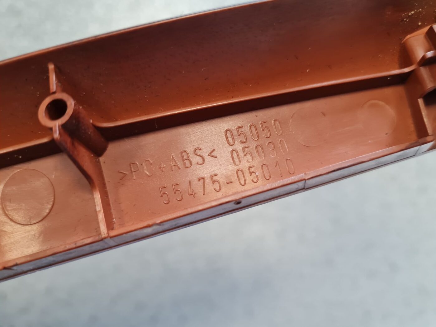 Mērinstrumentu paneļa dekoratīvā uzlika priekš TOYOTA AVENSIS 2004 3 Mērinstrumentu paneļa dekoratīvā uzlika priekš TOYOTA AVENSIS 2004