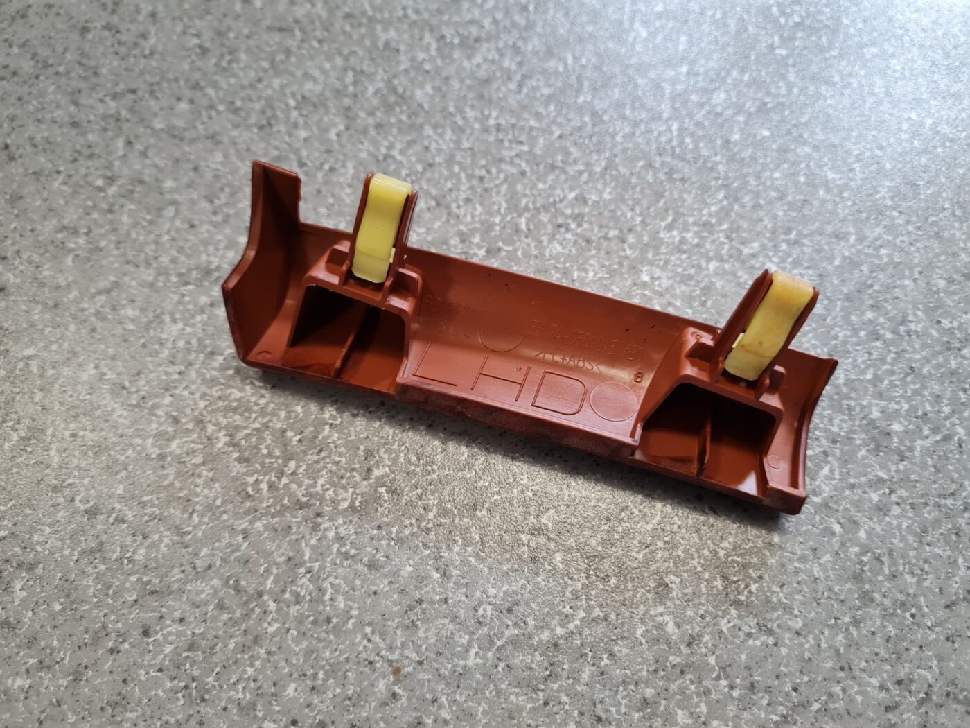 Mērinstrumentu paneļa dekoratīvā uzlika priekš TOYOTA AVENSIS 2004 4 Mērinstrumentu paneļa dekoratīvā uzlika priekš TOYOTA AVENSIS 2004