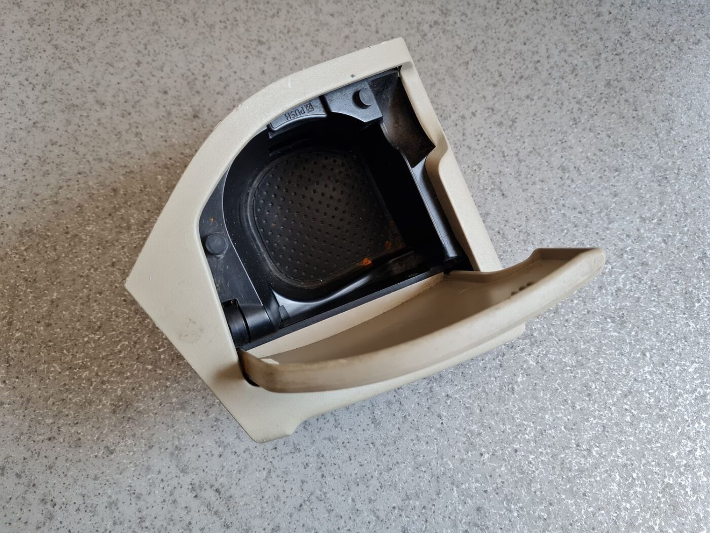 Krūzes turētājs priekš NISSAN X-TRAIL 2007 6 Krūzes turētājs priekš NISSAN X-TRAIL 2007