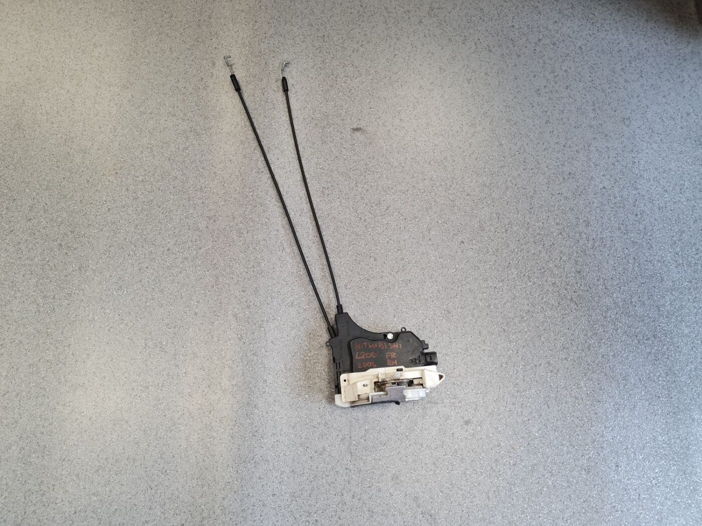 Priekšējo labo durvju slēdzene priekš MITSUBISHI L200 2007-2014 1 Priekšējo labo durvju slēdzene priekš MITSUBISHI L200 2007-2014