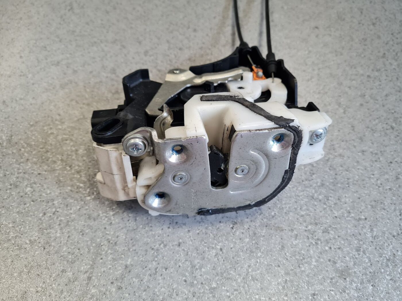 Priekšējo labo durvju slēdzene priekš MITSUBISHI L200 2007-2014 7 Priekšējo labo durvju slēdzene priekš MITSUBISHI L200 2007-2014