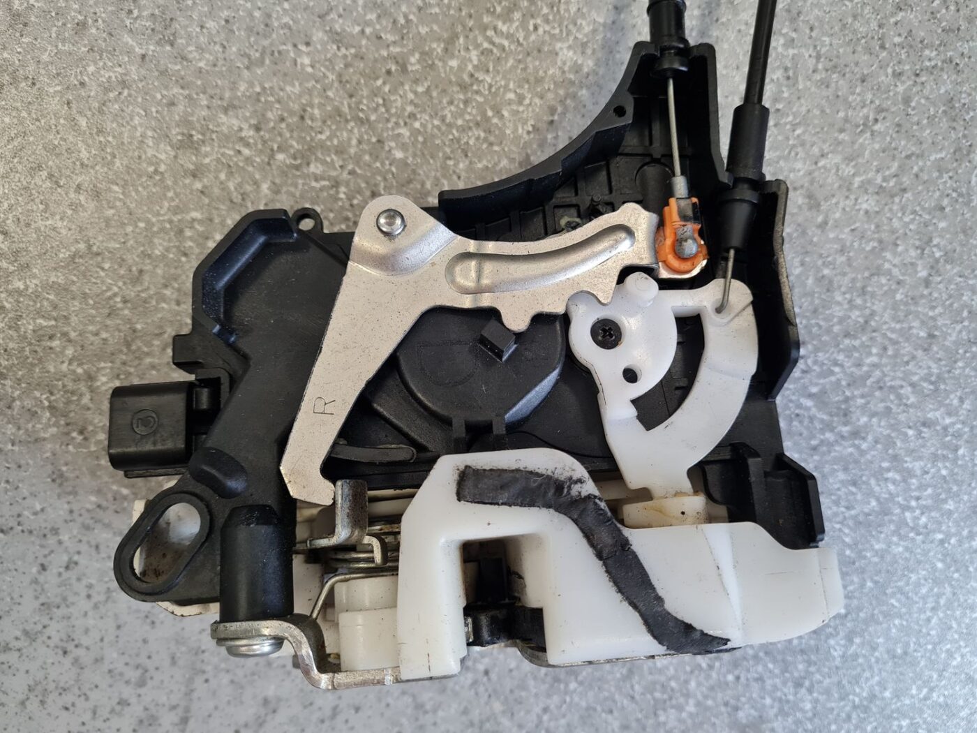 Priekšējo labo durvju slēdzene priekš MITSUBISHI L200 2007-2014 6 Priekšējo labo durvju slēdzene priekš MITSUBISHI L200 2007-2014