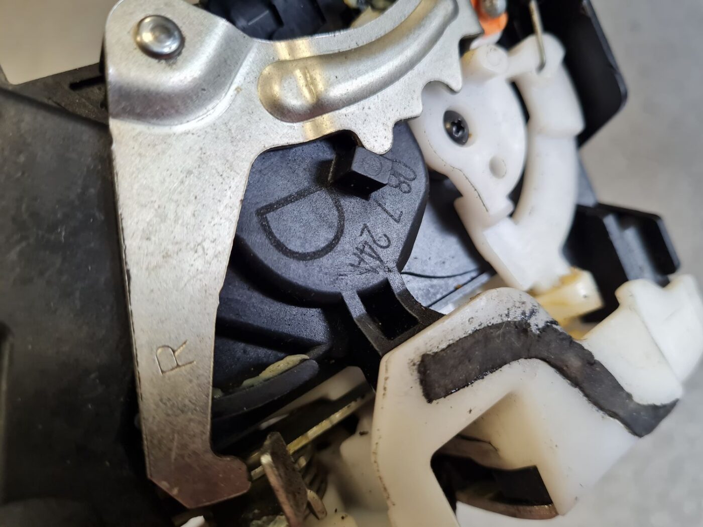 Priekšējo labo durvju slēdzene priekš MITSUBISHI L200 2007-2014 5 Priekšējo labo durvju slēdzene priekš MITSUBISHI L200 2007-2014